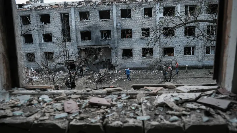 epa12184024 Damage following a Russian shelling on a residential area in Sviatohirsk, Ukraine, 18 June 2025. At least five people were hospitalized with various injuries following the overnight strike carried out with S-300 surface-to-air missiles, according to the Donetsk Regional Prosecutor's Office. EPA/MARIA SENOVILLA