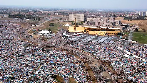 La spianata di Tor Vergata durante il Giubileo del 2000 - © www.giornaledibrescia.it