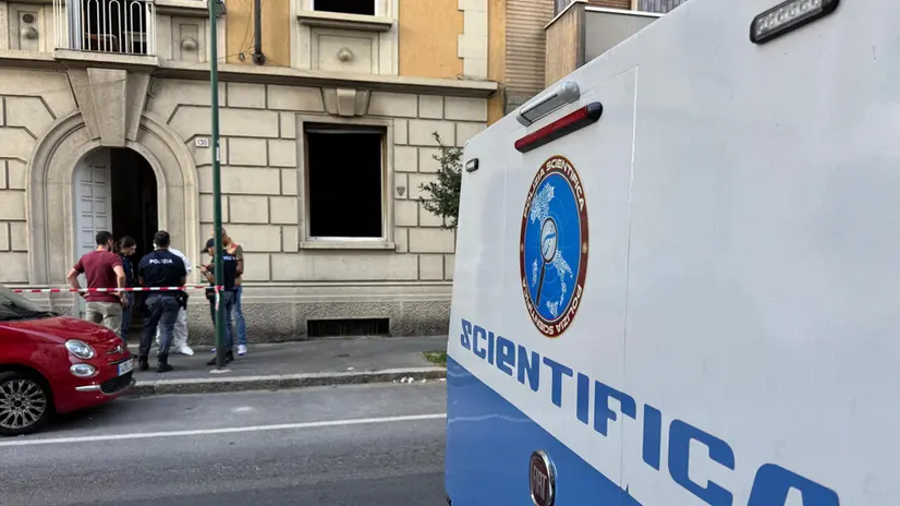 Un ventenne è morto questa notte a seguito di un incendio sviluppatosi intorno alle 3.40 in un appartamento sito al piano terra di un immobile di 4 piani a Sesto San Giovanni in via Fogagnolo. Le fiamme si sono sprigionate in uno dei vani dell'appartamento. Sul posto 118 e polizia scientifica, Sesto San Giovanni (Milano) 23 luglio 2025. ANSA/Sergio Pontoriero