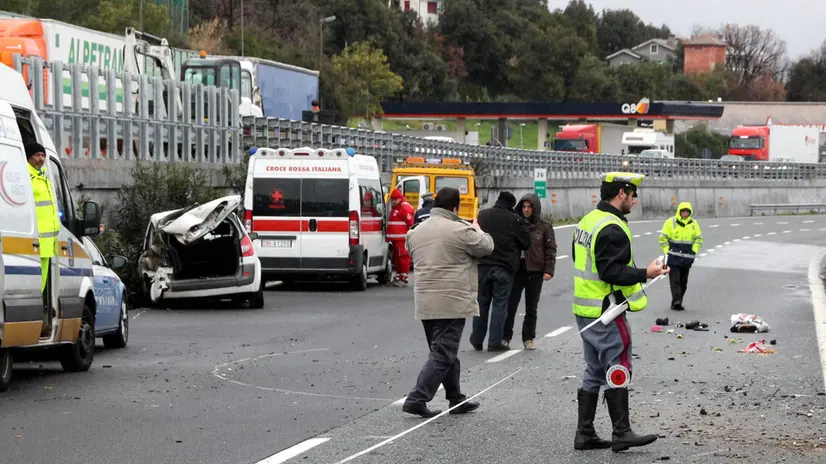 Il luogo dell'incidente sull'autostrada A10, Varazze, 01 marzo 2014. Lena avrebbe dovuto compiere quattro anni a fine marzo ma oggi è morta sull'A10, sbalzata dall'auto che stava guidando suo padre, un ragazzo di 33 anni, origini serbe nato in Germania e residente in Francia, che stava guidando da Cannes a Genova. Due-tre testacoda e Lena è volata via, sbattendo sul selciato, travolta da una seconda auto che stava passando. ANSA/STRINGER