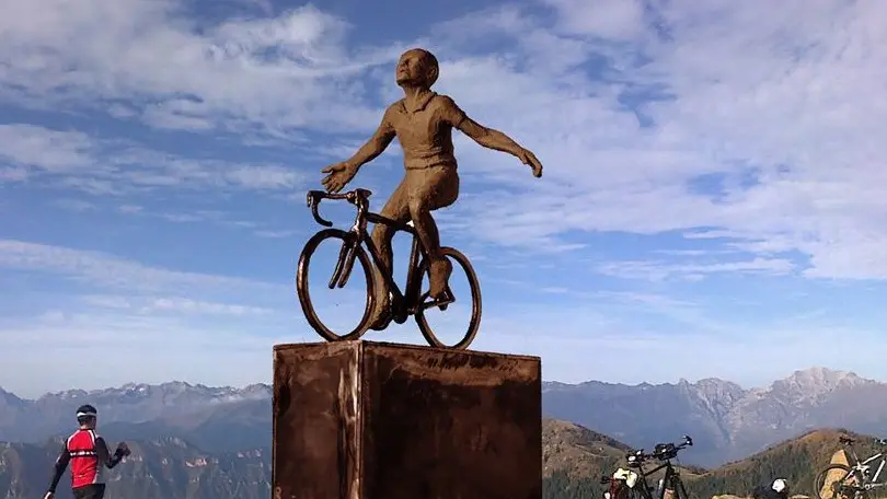 La statua di Pantani a Montecampione - Foto Ansa © www.giornaledibrescia.it