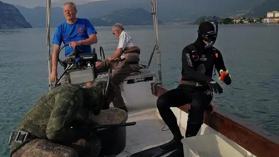 I sommozzatori del Gruppo Sub Iseo durante una battuta di pesca