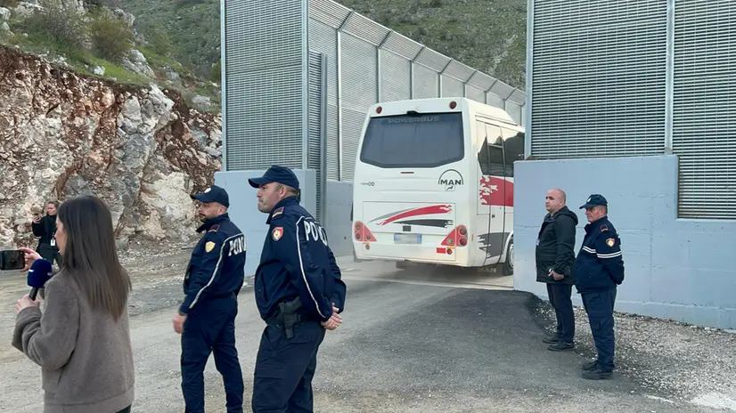 L’arrivo dei migranti al centro di Gjader (Domenico Palesse)