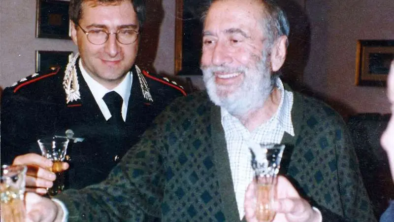 L'imprenditore Soffiantini brinda dopo la sua liberazione - Foto © www.giornaledibrescia.it