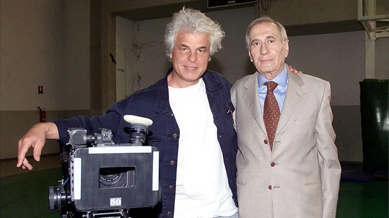 Soffiantini con l'attore Michele Placido, che lo intrepretò ne «Il sequestro Soffiantini» - Foto Ansa © www.giornaledibrescia.it