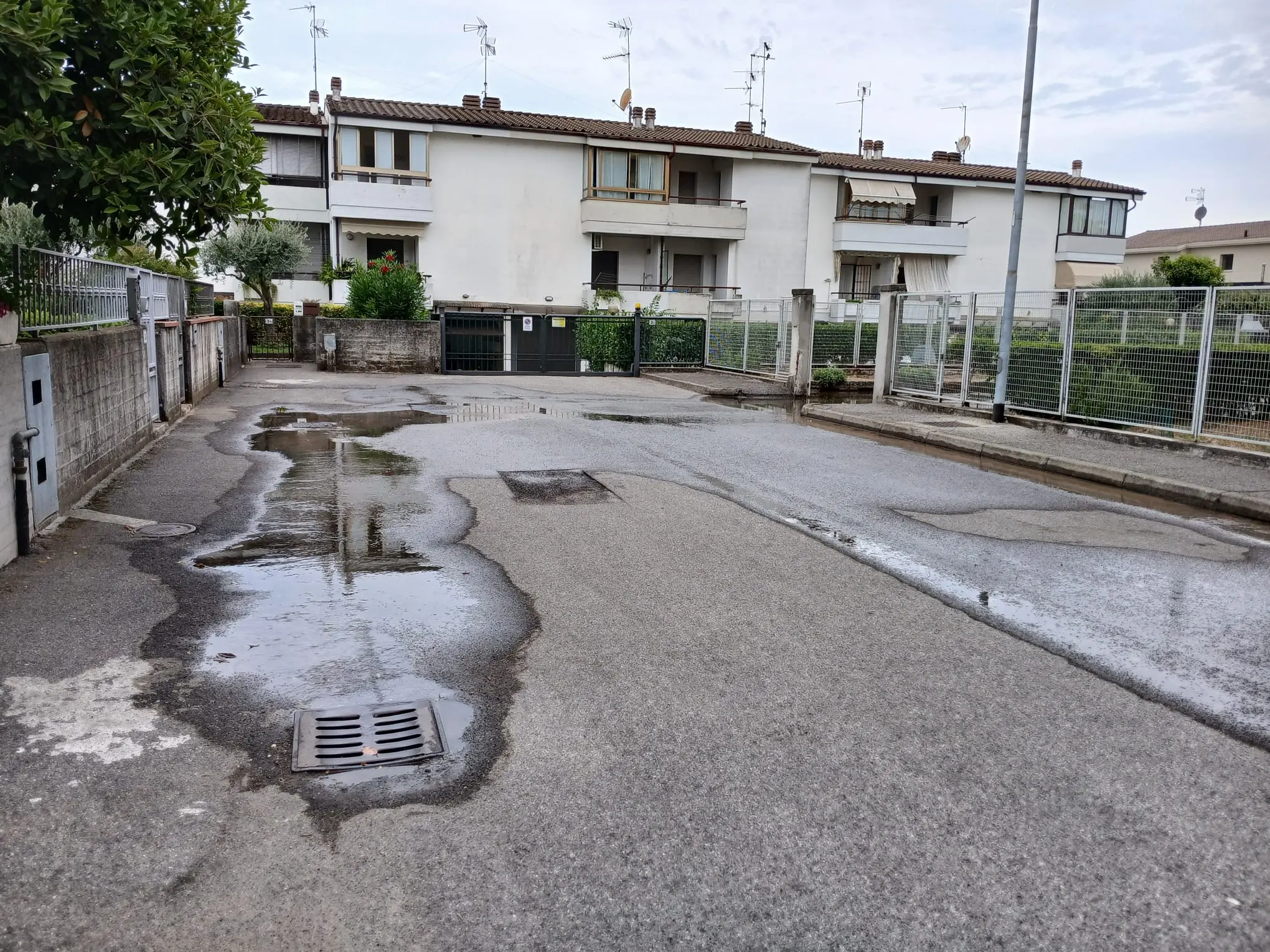 Ghedi, perdite di acqua da un tombino in via Porcellaga