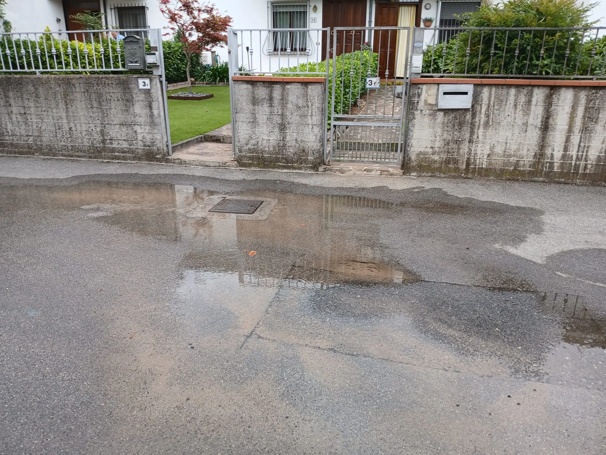 Ghedi, perdite di acqua da un tombino in via Porcellaga
