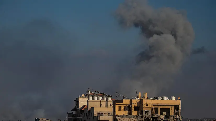 epa12211628 Smoke rises following an Israeli air strike during a military operation in an Al Shejaeiya neighborhood in the east of Gaza City, 02 July 2025. More than 55,700 Palestinians have been killed in the Gaza Strip, according to the Palestinian Ministry of Health, since Israel launched a military campaign in the strip in response to a cross-border attack led by the Palestinian militant group Hamas on 07 October 2023, in which about 1,200 Israelis were killed and more than 250 taken hostage. EPA/MOHAMMED SABER