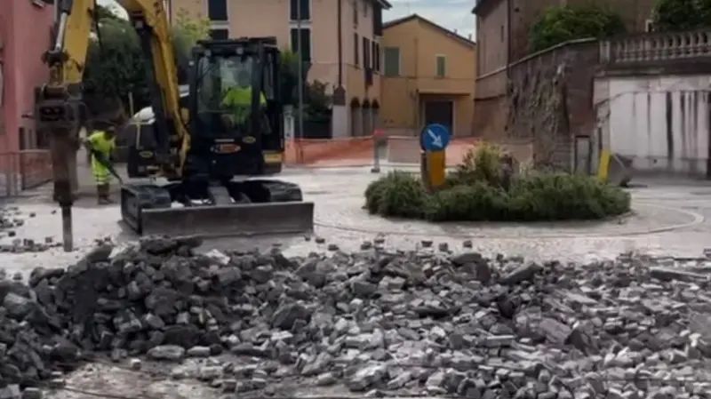 I sampietrini verranno rimossi - © www.giornaledibrescia.it