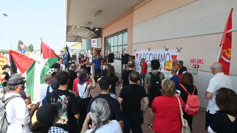 La manifestazione di fine giugno all'aeroporto. Foto Gabriele Strada New Eden Group