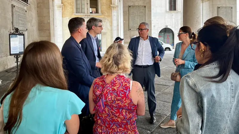 L'assessore Poli si è fermato a parlare con i commercianti del centro - © www.giornaledibrescia.it