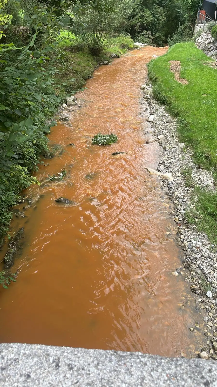 A Caino il Garza si trasforma in un fiume marrone e maleodorante