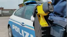 Gli agenti della Polizia di Stato hanno usato il taser per fermare il 28enne