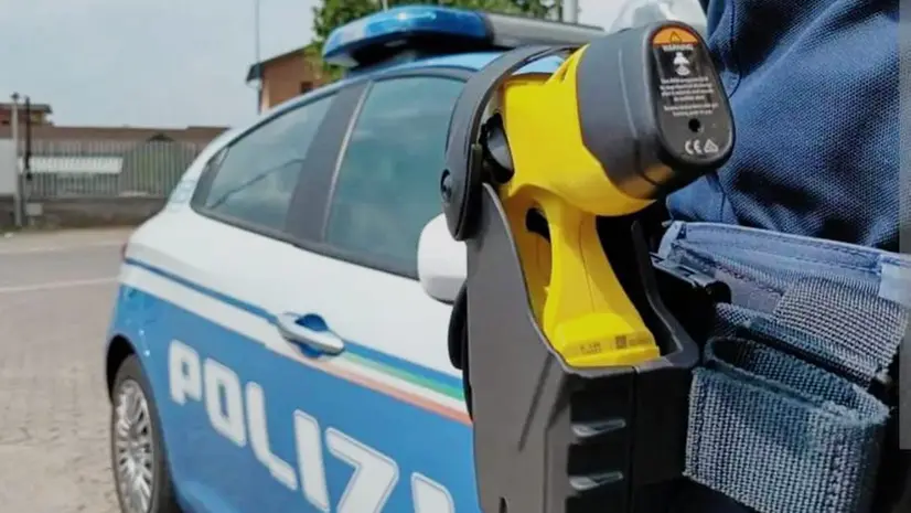 Gli agenti della Polizia di Stato hanno usato il taser per fermare il 28enne