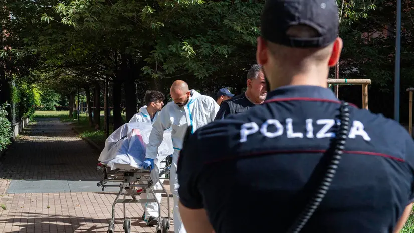 Omicidio suicidio via Palanzone 13, uomo accoltella la propria madre e poi si getta dal balcone, Polizia di stato e Vigili del fuoco sul posto, Milano, 9 Agosto, 2023, Ansa/Andrea Fasani