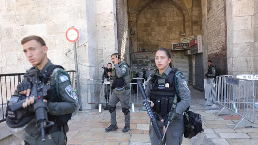 epa10916412 Israeli border police on patrol at the Damascus gate in the old city in Jerusalem , 13 October 2023. Israel limited the entrance to Al Aqsa Mosque complex as Hamas called for a day of rage in reaction to the war between Israel and Hamas. EPA/ABIR SULTAN