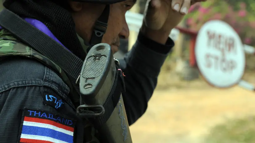 foto dal confine tra Thailandia e Cambogia, vicino al tempio conteso di Preah Vihear soldati thailandesi, profughi thailandesi, civili armati, danni dei bombardamenti dei giorni scorsi. libere da diritti -- Alessandro Ursic freelance journalist based in Bangkok, Thailand Thai mobile +66 (0) 8 2449 0598 Skype: alessandro.ursic Twitter: aleursic