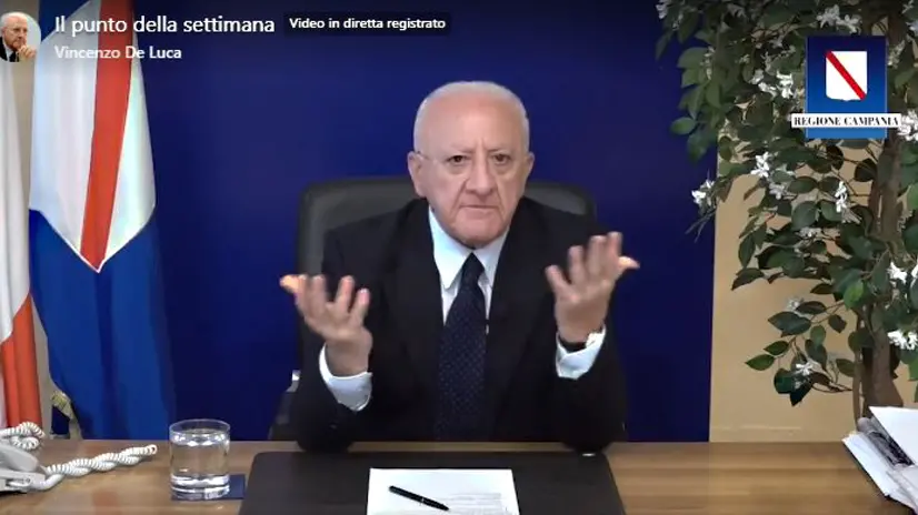 (ANSA) - NAPOLI, 25 LUG - "Qual è la Regione dove i Cinque stelle non hanno fatto nulla negli ultimi 10 dieci anni? La Campania. E quale regione offriamo ai Cinque stelle? La Campania". Lo ha detto il governatore Vincenzo De Luca parlando delle prossime elezioni regionali nel corso della sua diretta social. (ANSA).