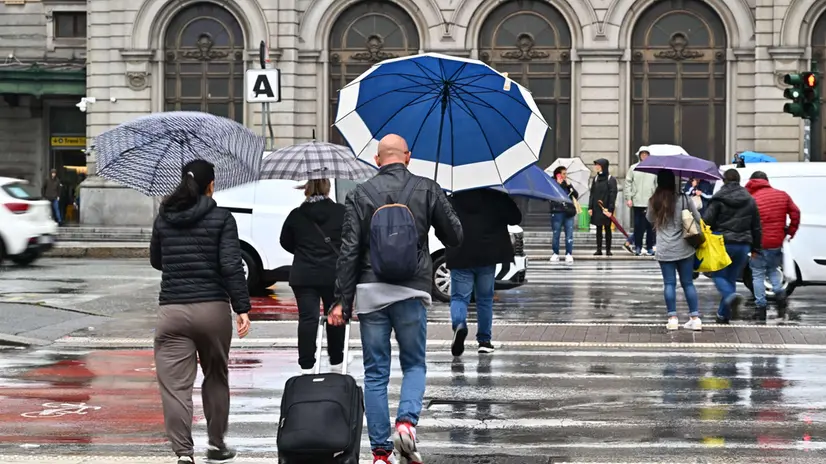 Piove forte a tratti, allagamenti diffusi sul territorio ligure. Scuole chiuse in via precauzionale in molti comuni, allerta arancione nel centro della regione, mentre nel Tigullio e nello spezzino il livello di allerta erossa per i grandi bacini dell'Entella.e del Magra.Genova, 08 ottobre 2024. ANSA/LUCA ZENNARO