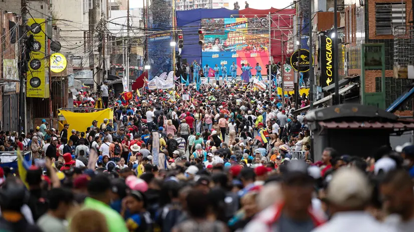 epa12260044 Supporters participate in a campaign closing event for the mayor and candidate for re-election for the municipality of Libertador, the ruling party's Carmen Meléndez, in Caracas, Venezuela, 24 July 2025. The candidates for the 335 mayoral and municipal council seats in Venezuela held various events to close a brief 14-day campaign ahead of next Sunday's municipal elections. EPA/RONALD PENA R