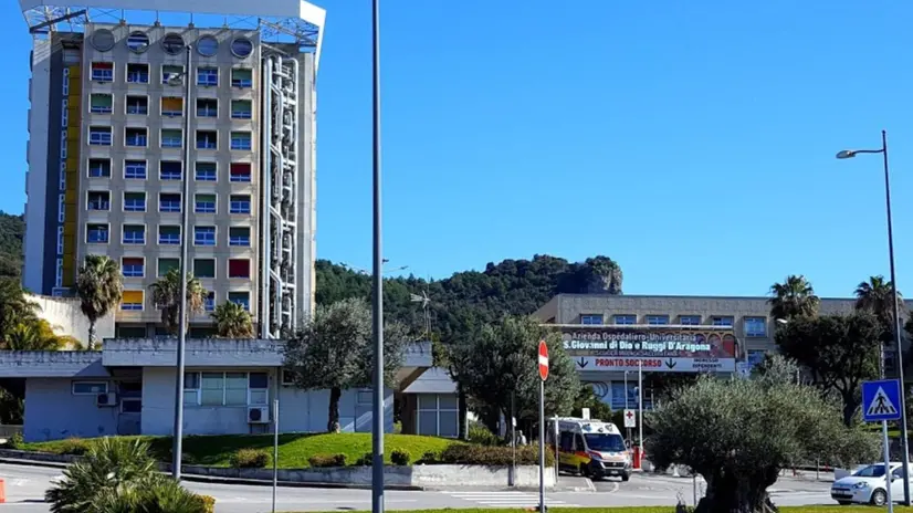Una veduta esterna dell'ospedale Ruggi d'Aragona di Salerno, in una foto tratta dal sito della struttura ospedaliera, 5 maggio 2018. ANSA/ SITO OSPEDALE RUGGI D'ARAGONA +++ HO - NO SALES, EDITORIAL USE ONLY +++