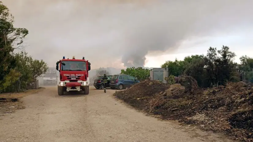 incendio circonda l'abitato di Serramanna, Sud Sardegna
