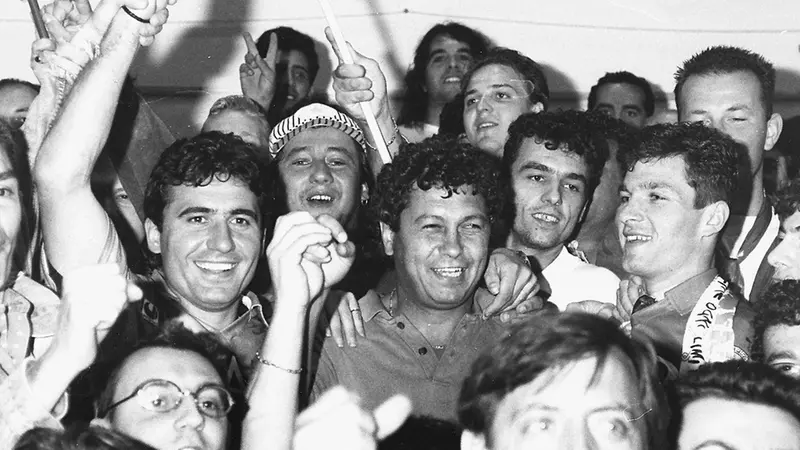 I festeggiamenti per l'Anglo Italiano: al centro Lucescu, alla sua destra Hagi - Foto Eden © www.giornaledibrescia.it