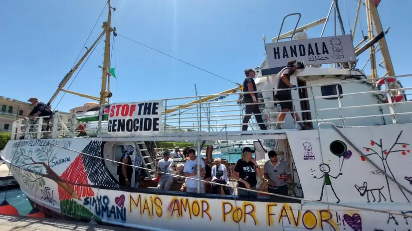 La nuova nave della 'Freedom Flotilla', con a bordo attivisti filo-palestinesi e aiuti umanitari, partita da Siracusa per Gaza, 13 luglio 2025. UFFICIO STAMPA FREEDOM FLOTTILLA ITALIA +++FOTO DIFFUSA DALL'UFFICIO STAMPA - USARE SOLO PER ILLUSTRARE OGGI LA NOTIZIA INDICATA NEL TITOLO - NON ARCHIVIARE - NON VENDERE - NON USARE PER FINI NON GIORNALISTICI - NPK+++