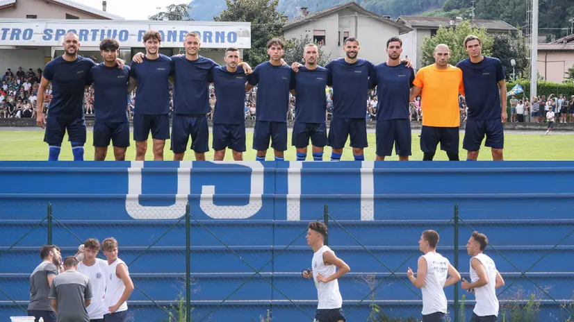 Sopra i giocatori del Brescia, sotto quelli dell'Ospitaletto