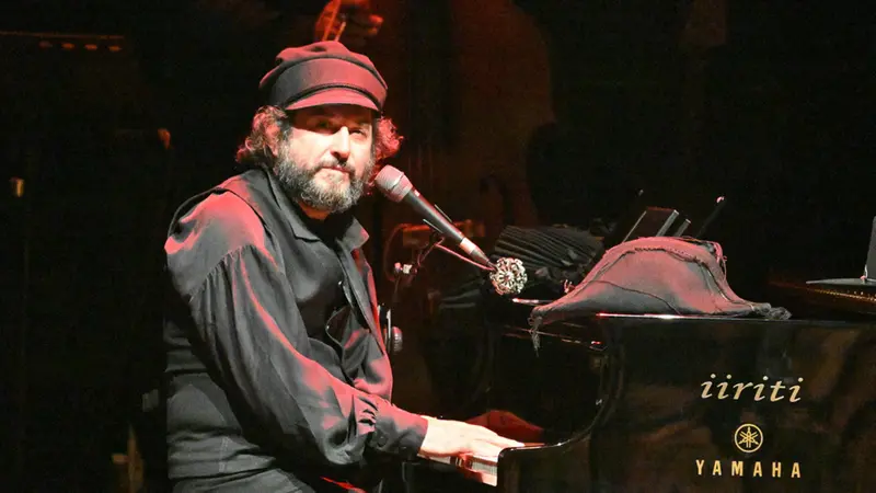 Vinicio Capossela sul palco del Vittoriale