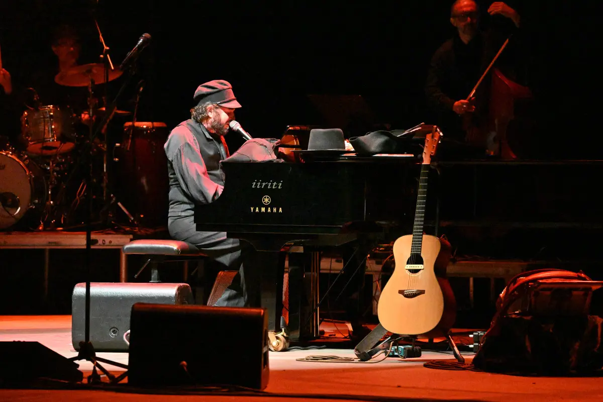 Vinicio Capossela sul palco del Vittoriale
