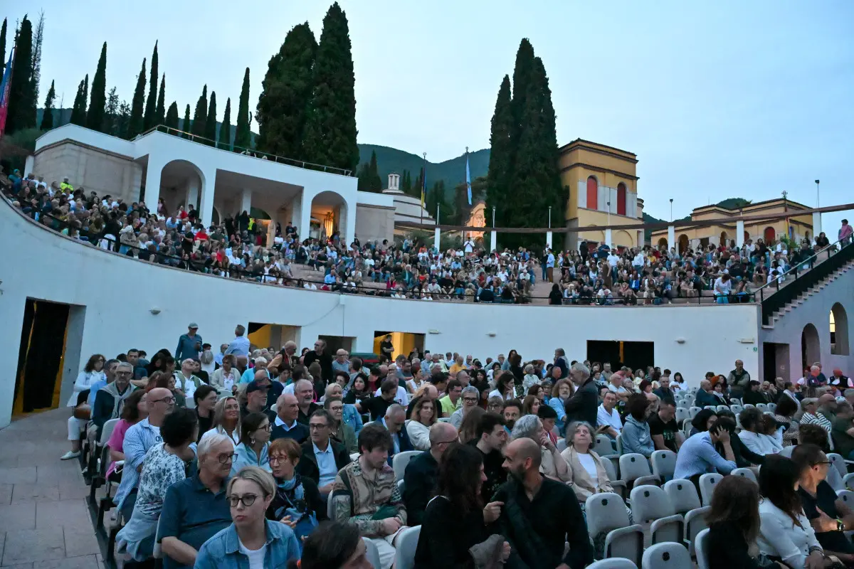 Vinicio Capossela sul palco del Vittoriale