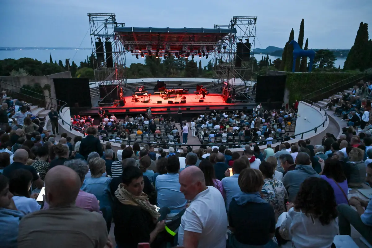 Vinicio Capossela sul palco del Vittoriale