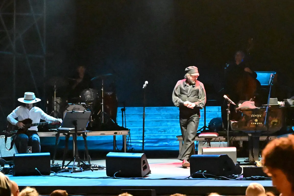Vinicio Capossela sul palco del Vittoriale