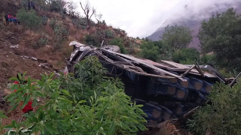 epa10868061 A handout photo made available by Agencia Andina shows the wreckage of a bus that fell into a ravine in Huaccoto, Churcampa province, Peru, 18 September 2023. At least 24 people died and 21 others were injured after a passenger bus fell into a ravine in a remote area of the southern Andean region of Huancavelica early 18 September. EPA/Agencia Andina HANDOUT HANDOUT/ EDITORIAL USE ONLY/ ONLY AVAILABLE TO ILLUSTRATE THE ACCOMPANYING NEWS (MANDATORY CREDIT) HANDOUT EDITORIAL USE ONLY/NO SALES