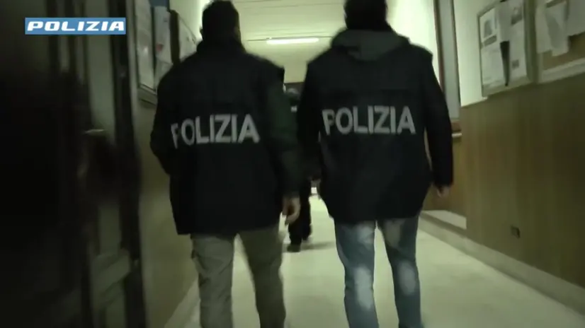 Una vasta operazione antimafia della polizia di Stato è in corso contro esponenti delle cosche di Barcellona Pozzzo di Gotto, nel messinese. Circa 150 agenti provenienti da tutta la Sicilia e anche dalla Calabria stanno eseguendo 15 ordinanze di custodia cautelare emesse dal Gip di Messina, su richiesta dalla Direzione Distrettuale Antimafia. ANSA/US POLIZIA +++ NPK +++ NO SALES, EDITORIAL USE ONLY +++