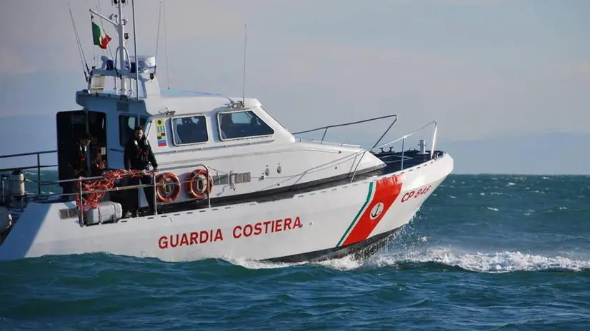 Tre diportisti a bordo di un semicabinato a motore di circa 7 metri e mezzo che imbarcava acqua a causa della rottura di un manicotto delle prese a mare, sono stati salvati dalla Guardia costiera nel golfo di Trieste, a circa 8 miglia a sud di Grado (Gorizia). Ricevuto l'sos, la Capitaneria di porto del capoluogo ha dirottato la nave mercantile più vicina ed ha inviato una motovedetta che ha raggiunto il semicabinato e, dopo aver tamponato la falla, lo ha condotto a Grado. ANSA/UFFICIO STAMPA GUARDIA COSTIERA +++ ANSA PROVIDES ACCESS TO THIS HANDOUT PHOTO TO BE USED SOLELY TO ILLUSTRATE NEWS REPORTING OR COMMENTARY ON THE FACTS OR EVENTS DEPICTED IN THIS IMAGE; NO ARCHIVING; NO LICENSING +++