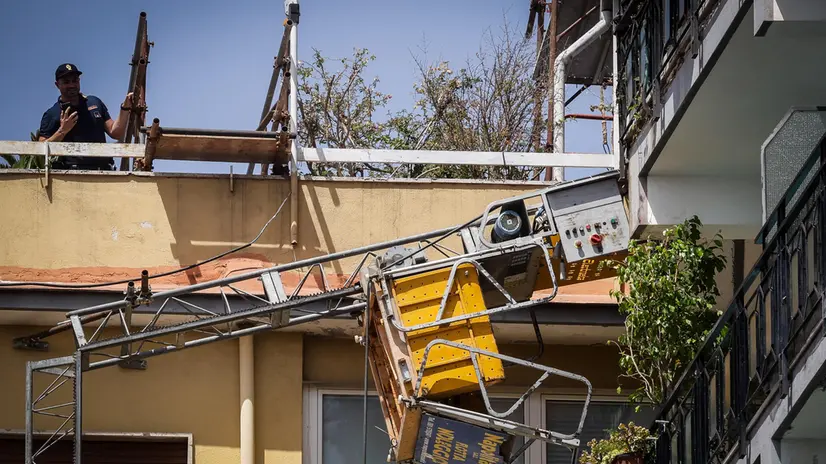 Tre operai sono morti cadendo da un montacarichi in un cantiere a Napoli. I tre stavano lavorando alla ristrutturazione di un palazzo in via San Giacomo dei Capri. L'incidente si è verificato alle 9.40. Napoli 25 Luglio 2025. ANSA/CESARE ABBATE