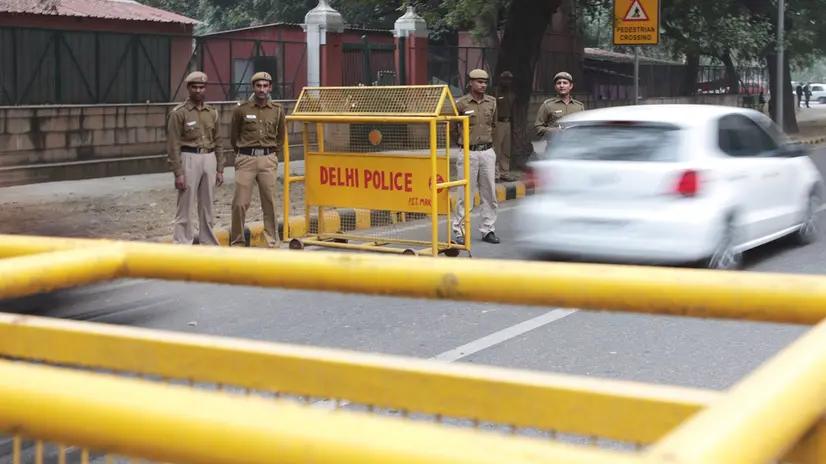 epa03105249 A police check point in New Delhi, India on 14 February 2012. Indian police were trying to track a motorcyclist in connection with a car bomb blast that seriously injured an Israeli diplomat's wife on 13 February. The police were examining closed circuit television footage from private residences and government buildings in the area to trace the biker's route, federal Home Minister P Chidambaram said. EPA/ANINDITO MUKHERJEE