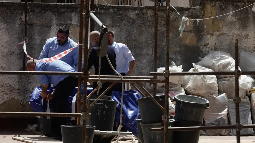 Tre operai sono morti cadendo da un montacarichi in un cantiere a Napoli. I tre stavano lavorando alla ristrutturazione di un palazzo in via San Giacomo dei Capri. L'incidente si è verificato alle 9.40. Napoli 25 Luglio 2025. ANSA/CESARE ABBATE