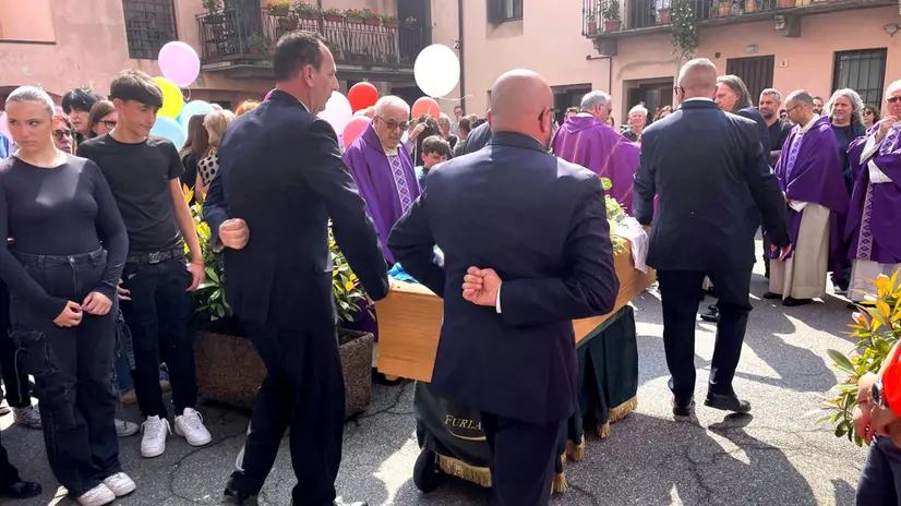SESTO CALENDE. FUNERALI DI DOMENICA RUSSO, 43 ANNI, LA MAESTRA MORTA NELL’INCIDENTE CON IL PULLMAN DELLA SCOLARESCA