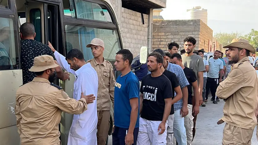 epa12263514 Members of Libya's Anti-Illegal Immigration Agency round up unregistered migrants following a raid on a migrant housing unit in Tripoli, Libya, 26 July 2025. The Libyan authorities launched a large-scale campaign targeting informal camps housing migrant workers, uncovering more than 23 such camps accommodating over 1,500 foreign workers, lacking residence documents and work permits, according to Libyan Labour and Rehabilitation Minister Al-Rida. EPA/STRINGER