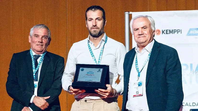 Il ritiro del premio a Genova - © www.giornaledibrescia.it