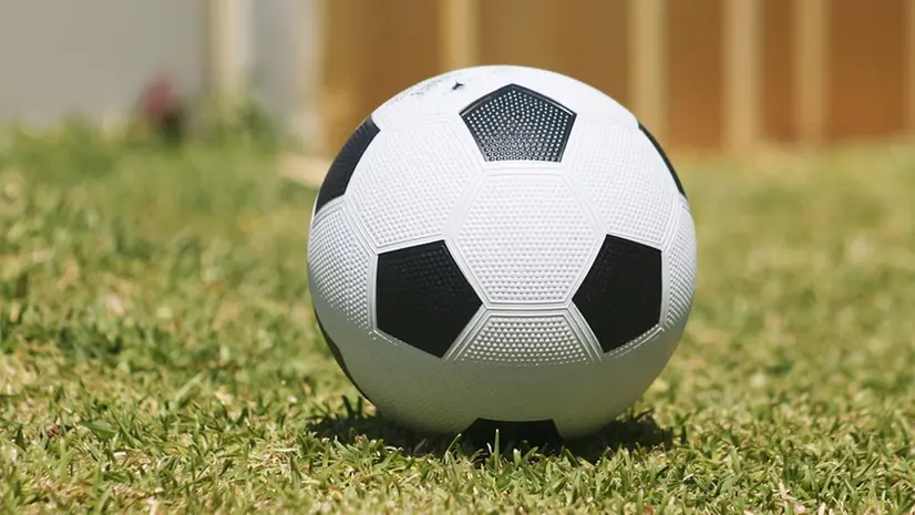 Un pallone da calcio bianco e nero - © www.giornaledibrescia.it