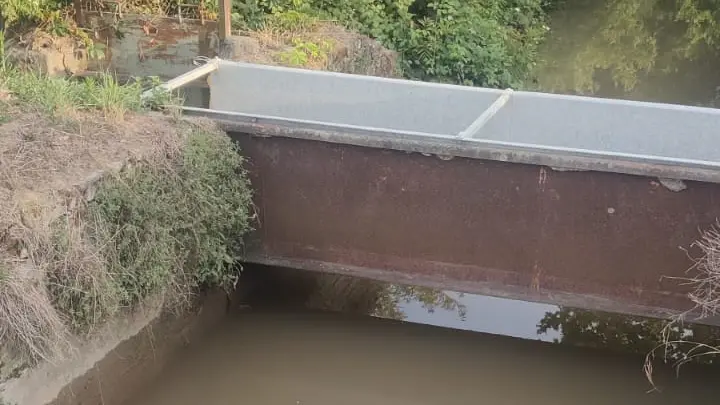 La griglia dove è stata ritrovata la bicicletta - © www.giornaledibrescia.it