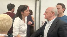 Scambio di saluti con stretta di mano e breve colloquio fra la segretaria Pd Elly Schlein e il governatore campano Vincenzo De Luca, nel retropalco di piazza San Giovanni a Roma, dove è in corso la manifestazione per Gaza. ANSA