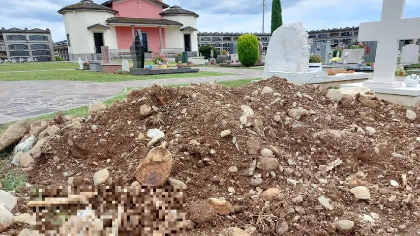 Il cumulo di terra da cui sono affiorate le ossa umane vecchie di 100 anni - Foto Fb