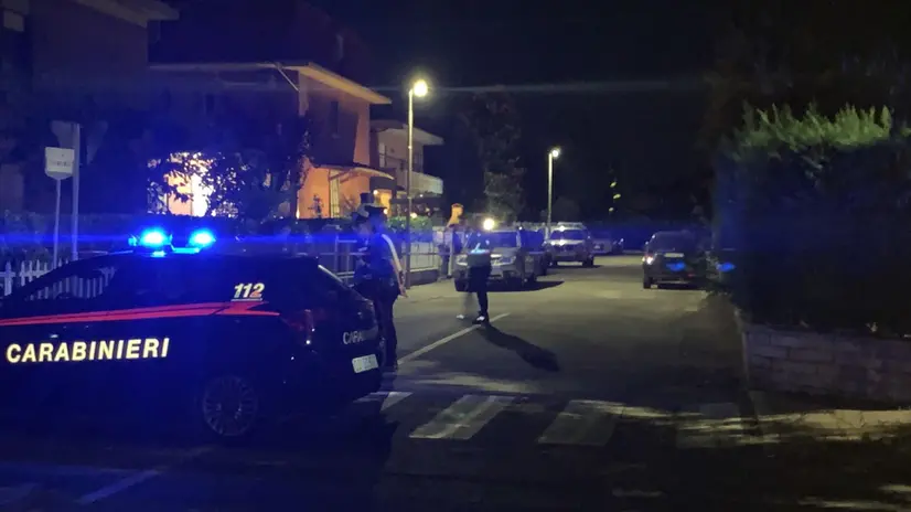 Carabinieri sul luogo dove un uomo ha ucciso la madre e il fratello a Vignola (Modena), 2 ottobre 2023. A scoprire i due cadaveri all'interno di un'abitazione in via Torino sono stati i carabinieri accorsi sul posto dopo che i vicini di casa avevano dato l'allarme, intorno alle 21.30, riferendo di aver sentito urla compatibili con una lite. L'autore del duplice omicidio è stato già stato individuato. ANSA/FRANCESCO VECCHI/NPK