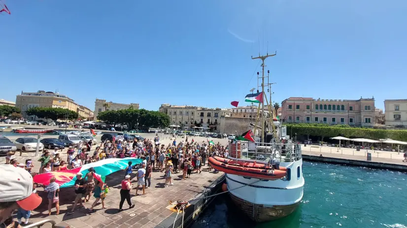 La nuova nave della 'Freedom Flotilla', con a bordo attivisti filo-palestinesi e aiuti umanitari, partita da Siracusa per Gaza, 13 luglio 2025. UFFICIO STAMPA FREEDOM FLOTTILLA ITALIA +++FOTO DIFFUSA DALL'UFFICIO STAMPA - USARE SOLO PER ILLUSTRARE OGGI LA NOTIZIA INDICATA NEL TITOLO - NON ARCHIVIARE - NON VENDERE - NON USARE PER FINI NON GIORNALISTICI - NPK+++