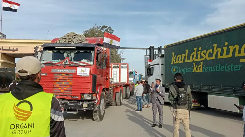 Camion di aiuti in ingresso a Gaza dal valico di Rafah.